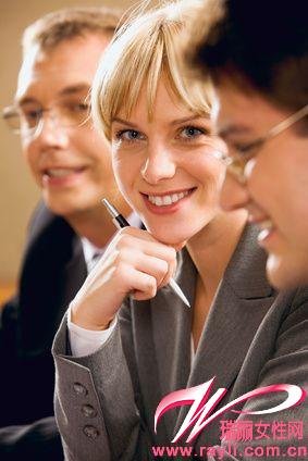 美女白领职场处世3大军规 降低说笑音调
